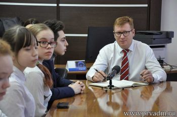 Глава города Игорь Кабец «выключил» чиновника и поговорил с молодежью о личном
