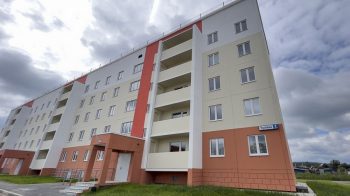 Дети-сироты Первоуральского городского округа получили ключи от 90 новых квартир