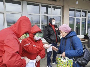 В Первоуральске волонтеры акции #МыВместе начали раздавать жителям многоразовые маски