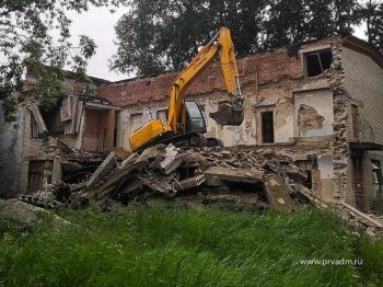 В Первоуральске демонтируют здание бывшей школы-интерната