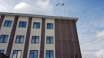 Новый государственный флаг развевается над зданием Администрации Первоуральска