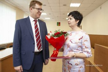 Педагог из Новоуткинска получила сертификат на строительство дома
