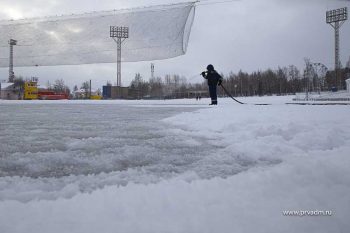 На стадионе начали заливку льда на большом поле 