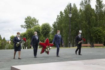 В День памяти и скорби в Первоуральске прошла церемония возложения цветов к мемориалу «Единство фронта и тыла»