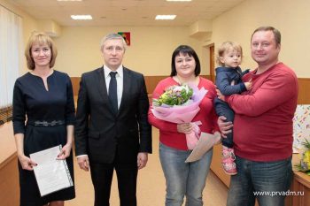 Валерий Хорев вручил сертификаты молодым семьям Первоуральска на сумму более двух миллионов рублей