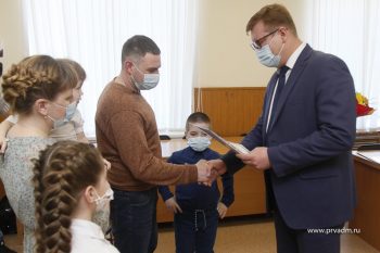 Глава Первоуральска Игорь Кабец вручил семьям с детьми сертификаты на улучшение жилищных условий