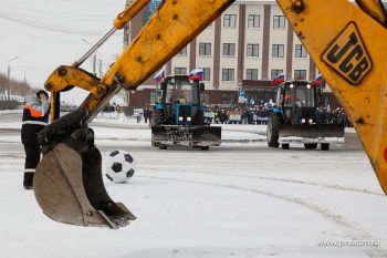 В Первоуральске состоялось импровизированное пенальти от тракторов «Беларусь» в честь Дня ЖКХ