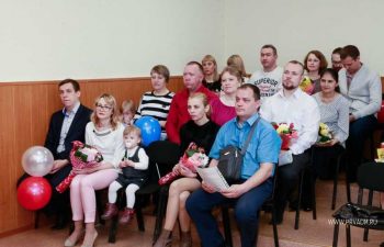 Игорь Кабец вручил сертификаты на жилье молодым семьям
