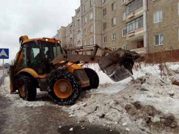 Первоуральские коммунальщики продолжают чистку дорог и тротуаров от снега