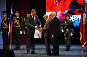 Глава Первоуральска вручил горожанам почетные грамоты в честь Дня защитника Отечества