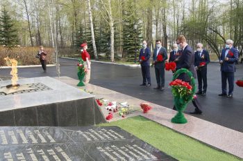 В Первоуральске состоялось торжественное возложение цветов к мемориалам памяти погибшим в годы Великой Отечественной войны