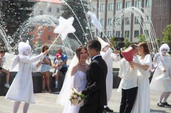 Совет да любовь: в Первоуральске на площади Победы состоялась торжественная церемония бракосочетания 