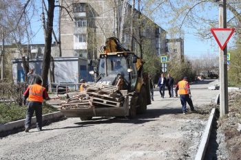 Глава города Игорь Кабец проверил ход ремонта дорог в микрорайоне Хромпик и двора по улице Трубников