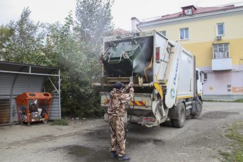 В Первоуральске продолжается дезинфекция контейнерных площадок