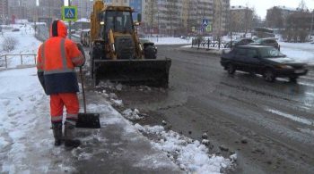 В Первоуральске продолжается работа по ликвидации последствий снегопада