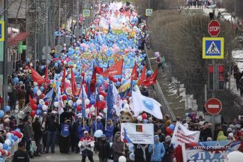 На Первомайскую демонстрацию в Первоуральске вышли 10 тысяч человек