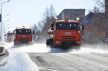 Тяжёлая техника вышла на борьбу с грязью в Первоуральске