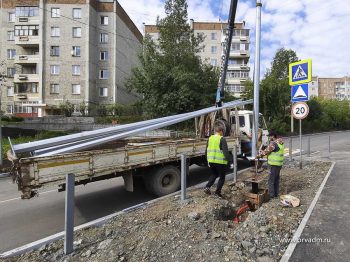 На улице Строителей начали устанавливать новые опоры освещения