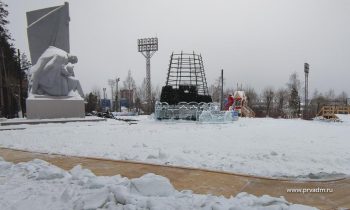 В парке новой культуры разбирают новогоднюю елку 