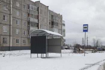 В Первоуральске устанавливают новые остановочные комплексы