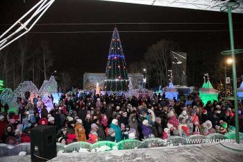 Северный олень и десяток танцующих дедов Морозов