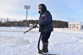 На территории с/к «Уральский трубник» начали работы по заливке льда