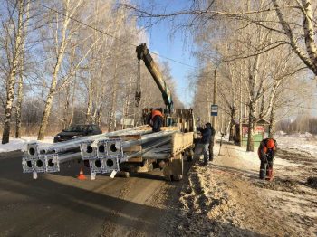 На Динасовском шоссе монтируют опоры освещения