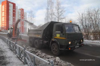 Более 10 тысяч кубов снега вывезли из Первоуральска за каникулы