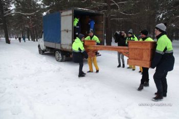 В первоуральском парке появились скамьи-клумбы ручной работы