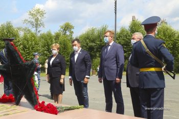 В День памяти и скорби в Первоуральске возложили цветы к мемориалу “Единство фронта и тыла”