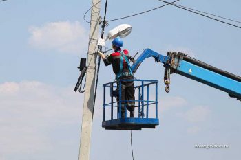 В Первоуральске на подходах к школам и садикам монтируют новые системы освещения