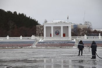 На большом поле городского стадиона начали заливать лёд к новому спортивному сезону