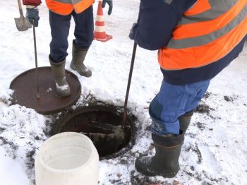 На сетях водоотведения Первоуральска устанавливают ловушки от засоров