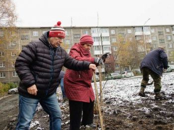 Жители, депутаты и сотрудники администрации Первоуральска облагородили двор на улице Вайнера