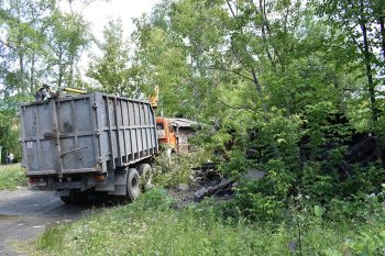 На улице Медиков ликвидируют стихийную свалку