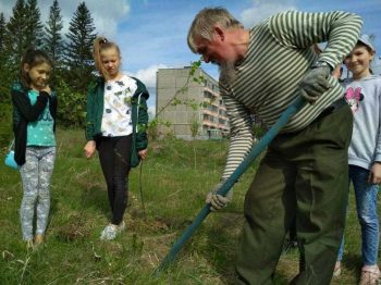 Жители Билимбая озеленяют родной поселок