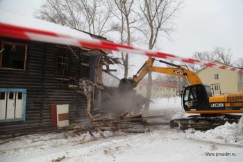 В микрорайоне Динас сносят аварийный дом