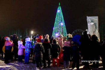 Хан Батый, Петр I и Игорь Кабец открыли новогодний городок в Первоуральске