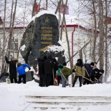 Активисты “Движения Первых” очистили от снега мемориал павшим в годы Великой Отечественной войны жителям Магнитки