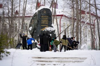 Активисты “Движения Первых” очистили от снега мемориал павшим в годы Великой Отечественной войны жителям Магнитки