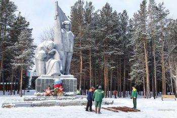 В Первоуральске приступили к монтажу главной городской елки