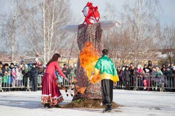 Несколько тысяч Первоуральцев погуляли на Масленице