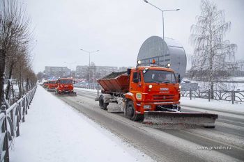 Коммунальная техника на улицах города работает круглосуточно