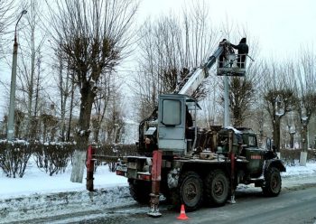 На улице Папанинцев завершается монтаж системы освещения проезжей части