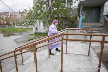 В Первоуральске продолжается ремонт лестниц