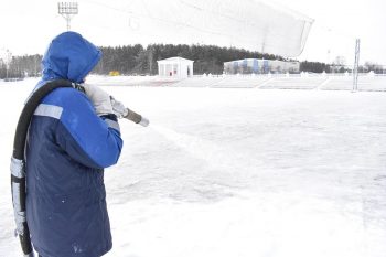 В ПМБУ ФКиС «Старт» приступили к заливке льда