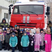 Показ пожарной техники в детском саду.