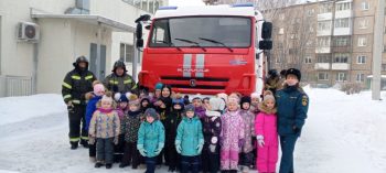 Показ пожарной техники в детском саду.