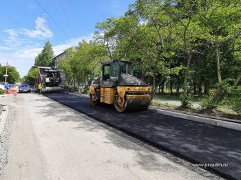 На улице Строителей начали укладывать асфальт