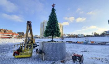 Городскую набережную украшают к Новому году